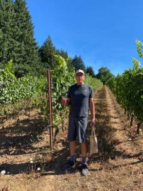 Steve Lutz leads vineyard tour